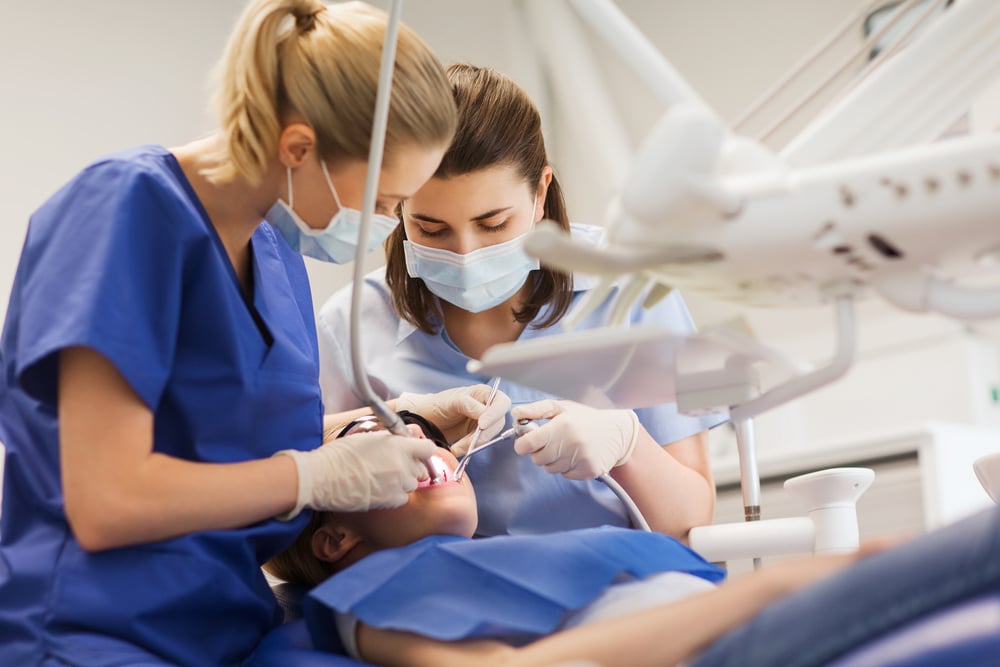 Pros and Cons of Becoming a Dental Assistant 